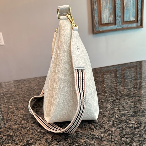 DKNY Hanley Hobo Cream Leather Bag with Gold Accents and guitar strap NWT - Picture 4 of 16
